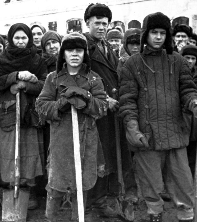Schwarz-Weiß-Foto. Das Bild zeigt eine Gruppe von russischen Zwangsarbeitern.