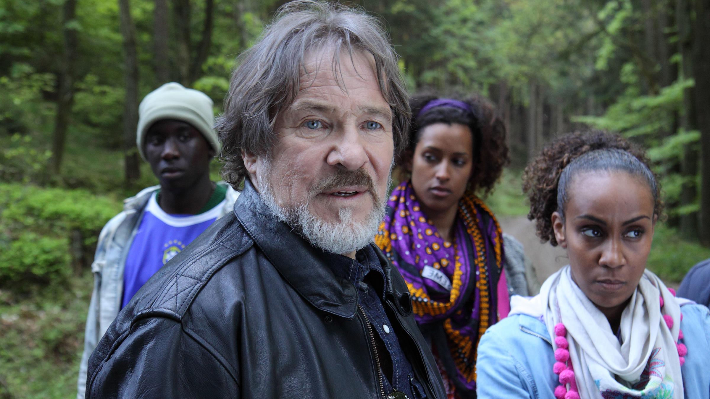 Markowitz (Götz George) holt Lola (Hadnet Tesfai) und die anderen afrikanischen Flüchtlinge in den Alpen ab, um sie nach Hamburg weiter zu transportieren.