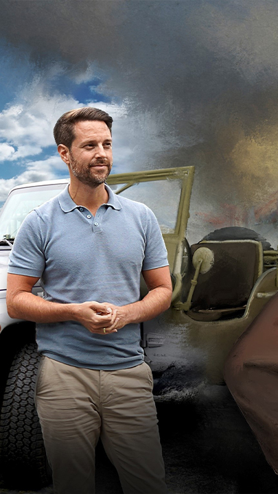 Bildkollage: An einer Kopfsteinpflasterstraße mit einigen Bäumen steht ein Haus, davor ein Jeep und Mirko Drotschmann. Daneben steht als Graphic Novel ein britischer Soldat vor teilweise zerstörten Häusern.