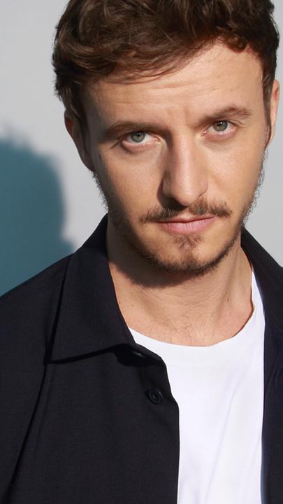 "Studio Schmitt": Tommi Schmitt schaut skeptisch in die Kamera.