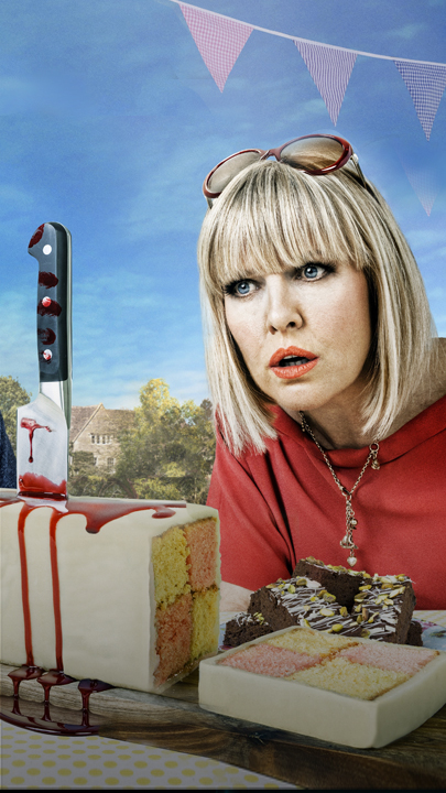 oy Silver (Mathew Horne) und Agatha Raisin (Ashley Jensen) stehen hinter einem Tisch, der mit Kuchen und Muffins gedeckt ist. Sie blicken entsetzt auf einen der Kuchen, in dem ein blutiges Messer steckt.