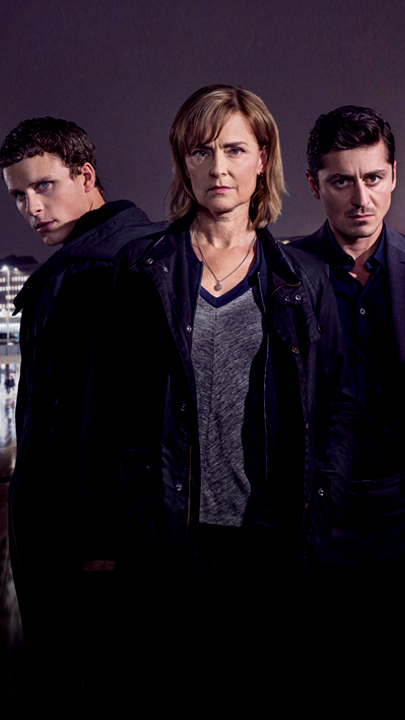 Christian (Adam Pålsson), Hanna (Marie Richardson) und Davor (Alexej Manvelov) in Nahaufnahme vor der Kulisse einer nächtlichen Stadt.