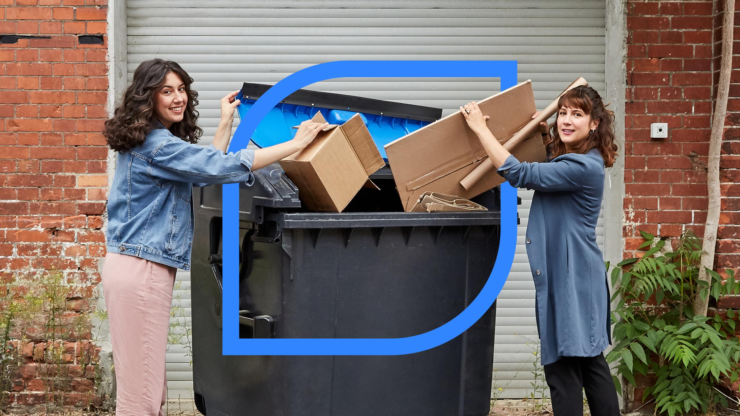  Refiye Ellek (l.) und Antonia Lilly Schanze (r.) entsorgen Altpapier in einem Container.