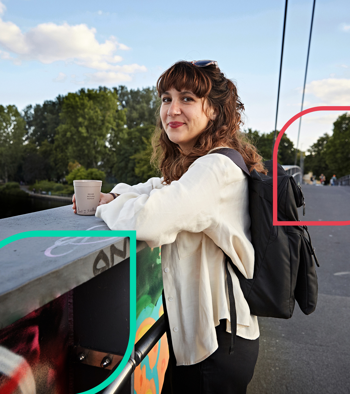 Die Hosts von "plan b: Da geht was, Deutschland!" Refiye Ellek (l.) und Antonia Lilly Schanze (r.) stehen vor einer alten Fabrik.