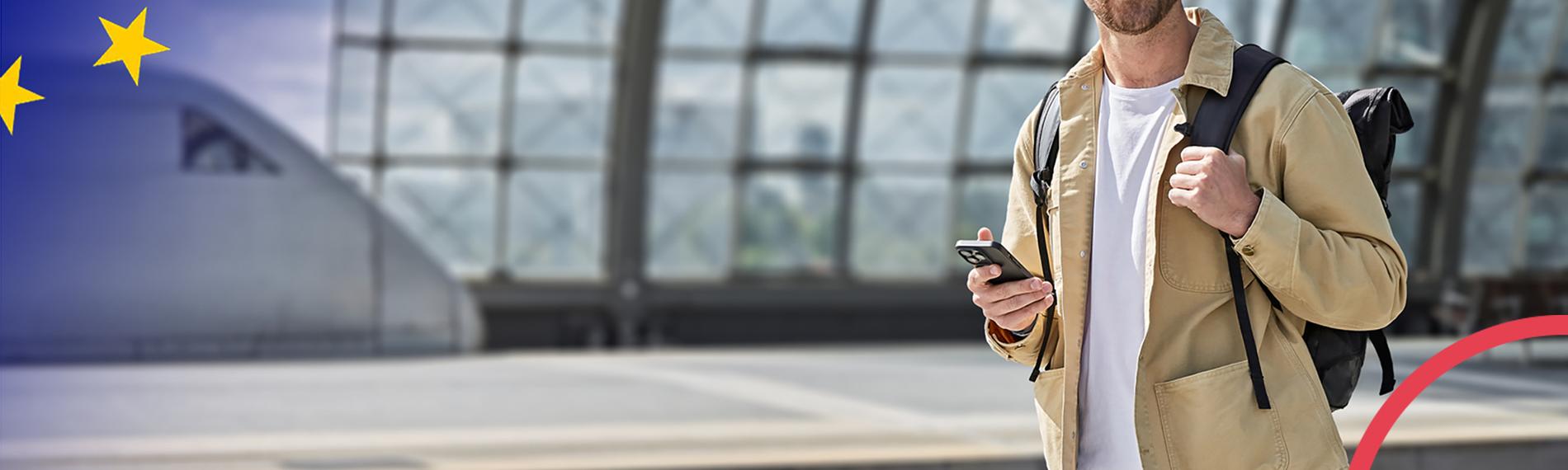 Der Host von "plan b: Da geht was, Europa!" Frederik Fleig steht an einem Bahnsteig.