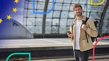 Der Host von "plan b: Da geht was, Europa!" Frederik Fleig steht an einem Bahnsteig.