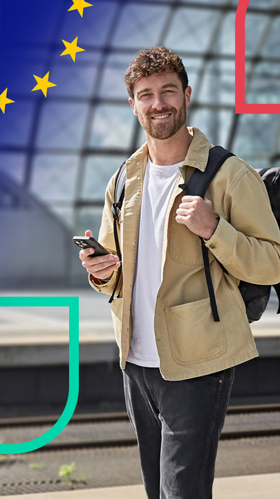 Der Host von "plan b: Da geht was, Europa!" Frederik Fleig steht an einem Bahnsteig.