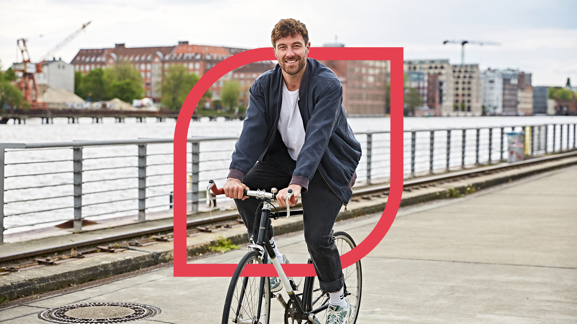 Frederik Fleig auf dem Fahrrad, lächelt in die Kamera