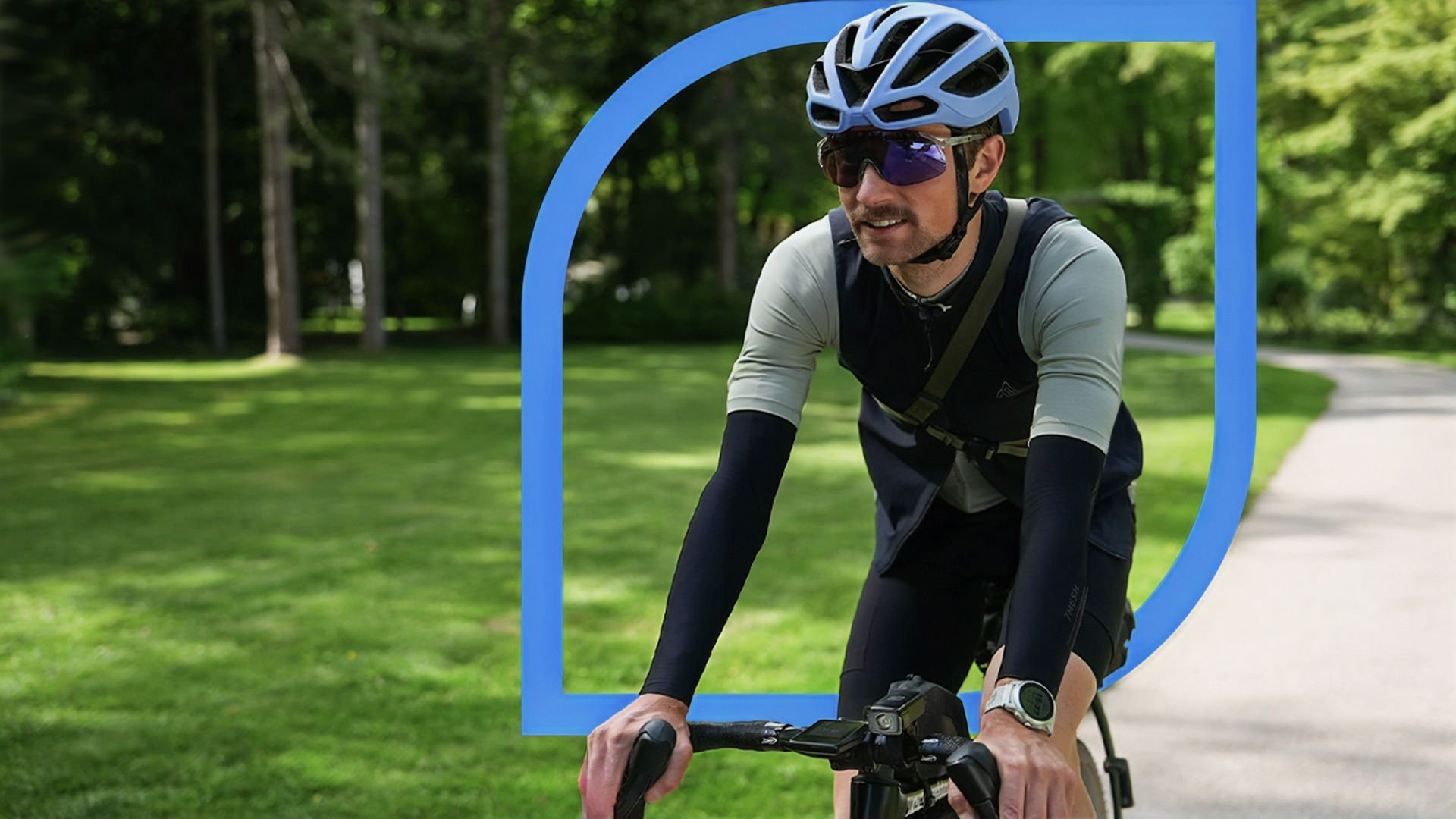 Ein Fahrradfahrer fährt an der Kamera vorbei.