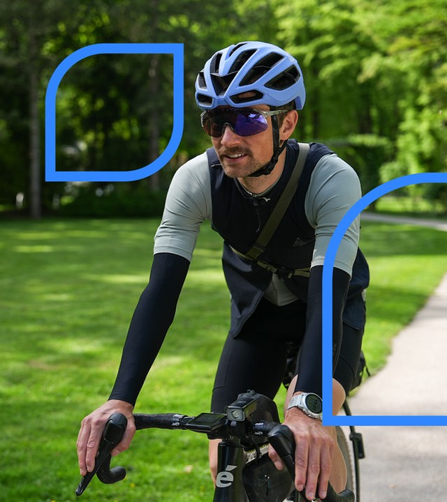 Ein Fahrradfahrer fährt an der Kamera vorbei.