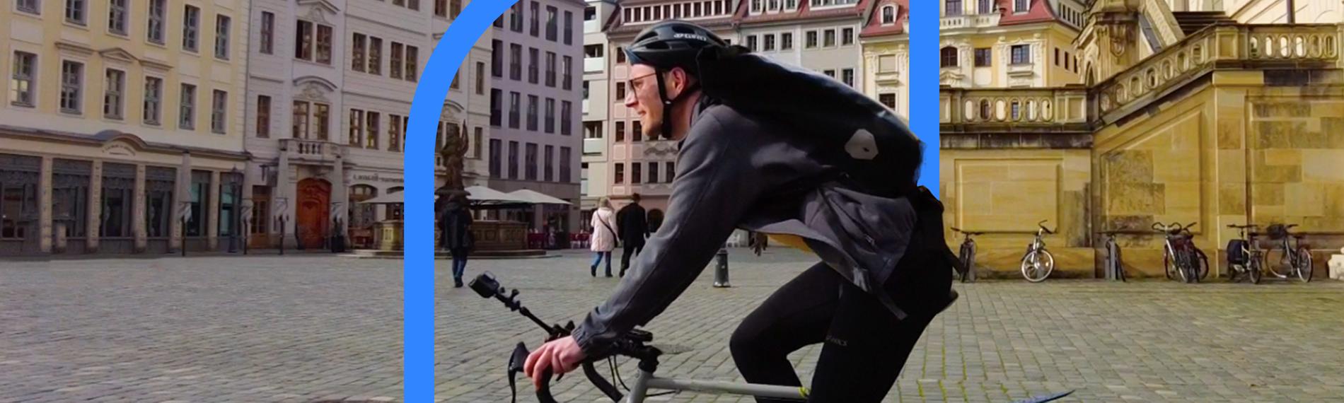 Radfahrer mit Rucksack und Helm