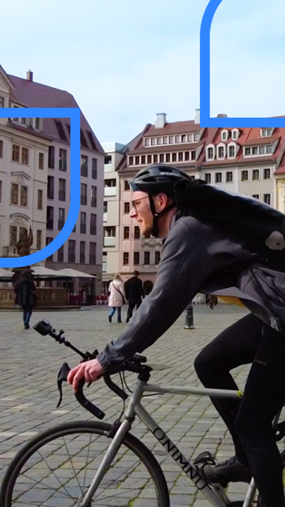 Radfahrer mit Rucksack und Helm