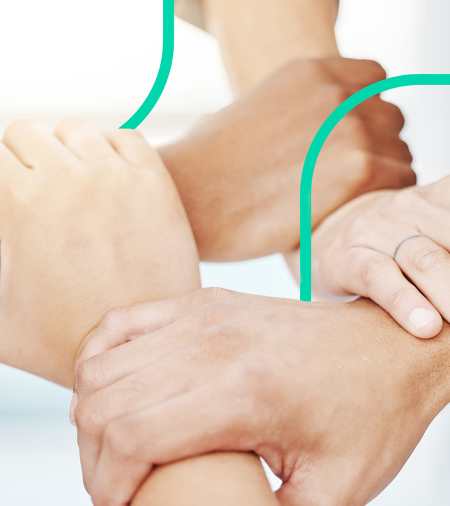 Vier ineinander greifende Hände