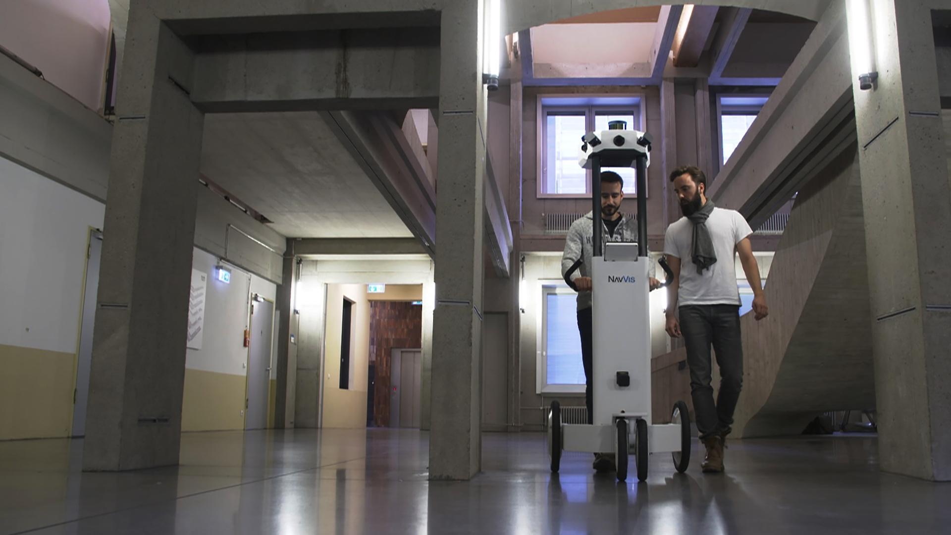 Robert Huitl und Sebastian Hilsenbeck laufen mit ihrem Hightech-Scanner durch die TU München