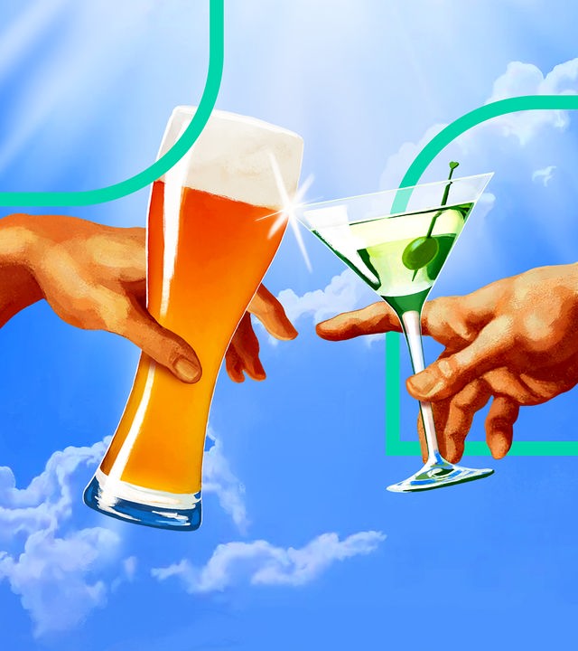 Eine Hand mit einem Bierglas und eine andere Hand mit einem Cocktailglas prosten sich zu
