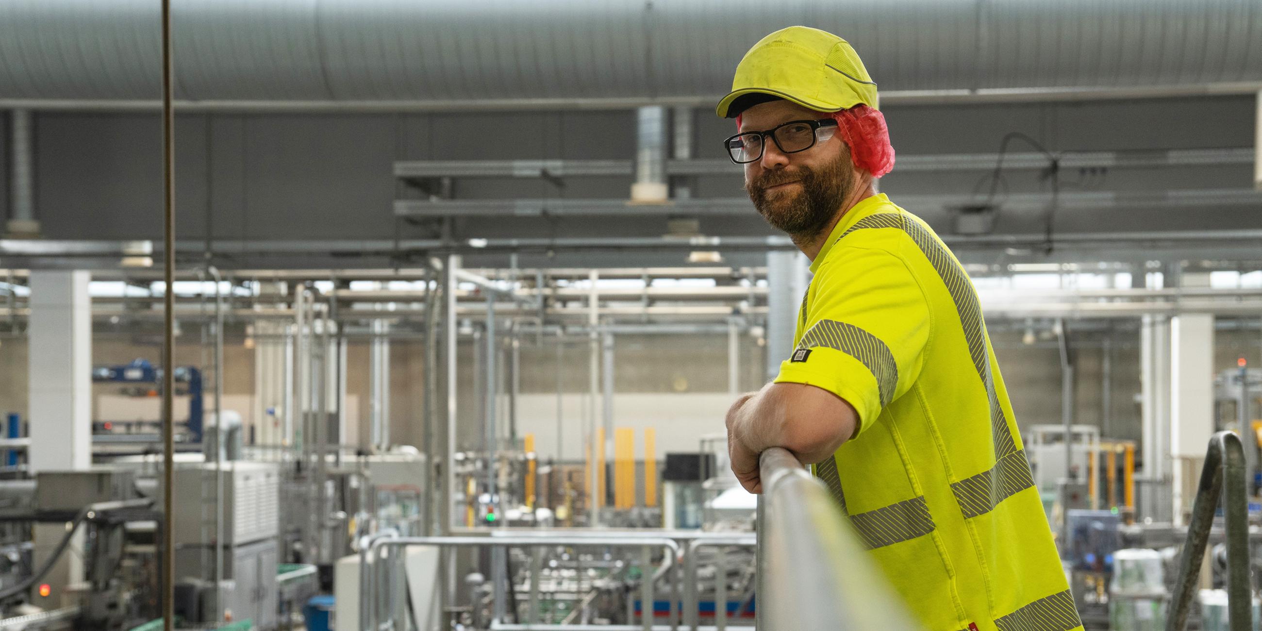 Andreas Kirketerp steht am Geländer der Wasser-Recyclinganlage in der Carlsberg-Brauerei in Dänemark.