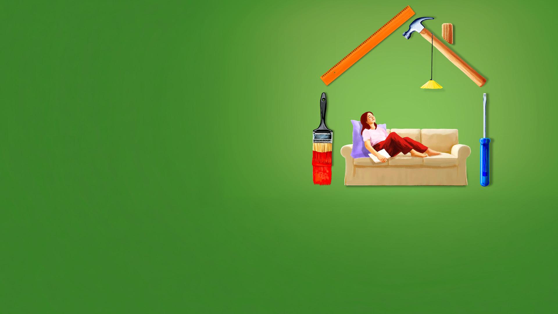 Eine Frau sitzt auf einem Sofa, das in einem schematisch aus Werkzeugen gebauten Haus steht