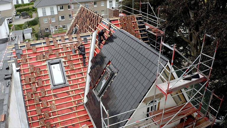"plan b: Clever in die Zukunft - Alternativen für die Energiewende": Ein Dach wird mit Solardachziegeln gedeckt.