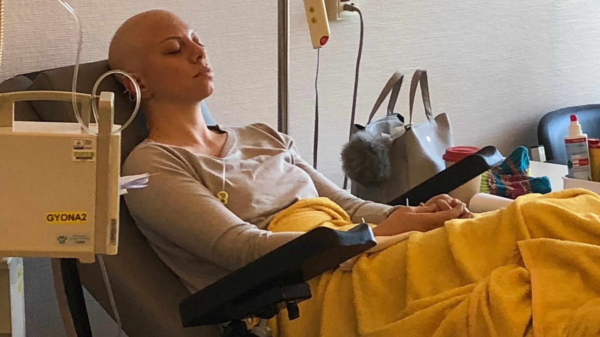 Janis Reuter, 28, hat Brustkrebs. Mit einer Chemotherapie kämpft sie in den Kliniken Essen-Mitte gegen den lebensbedrohlichen Tumor. Die Nebenwirkungen allerdings machen der jungen Mutter schwer zu schaffen.