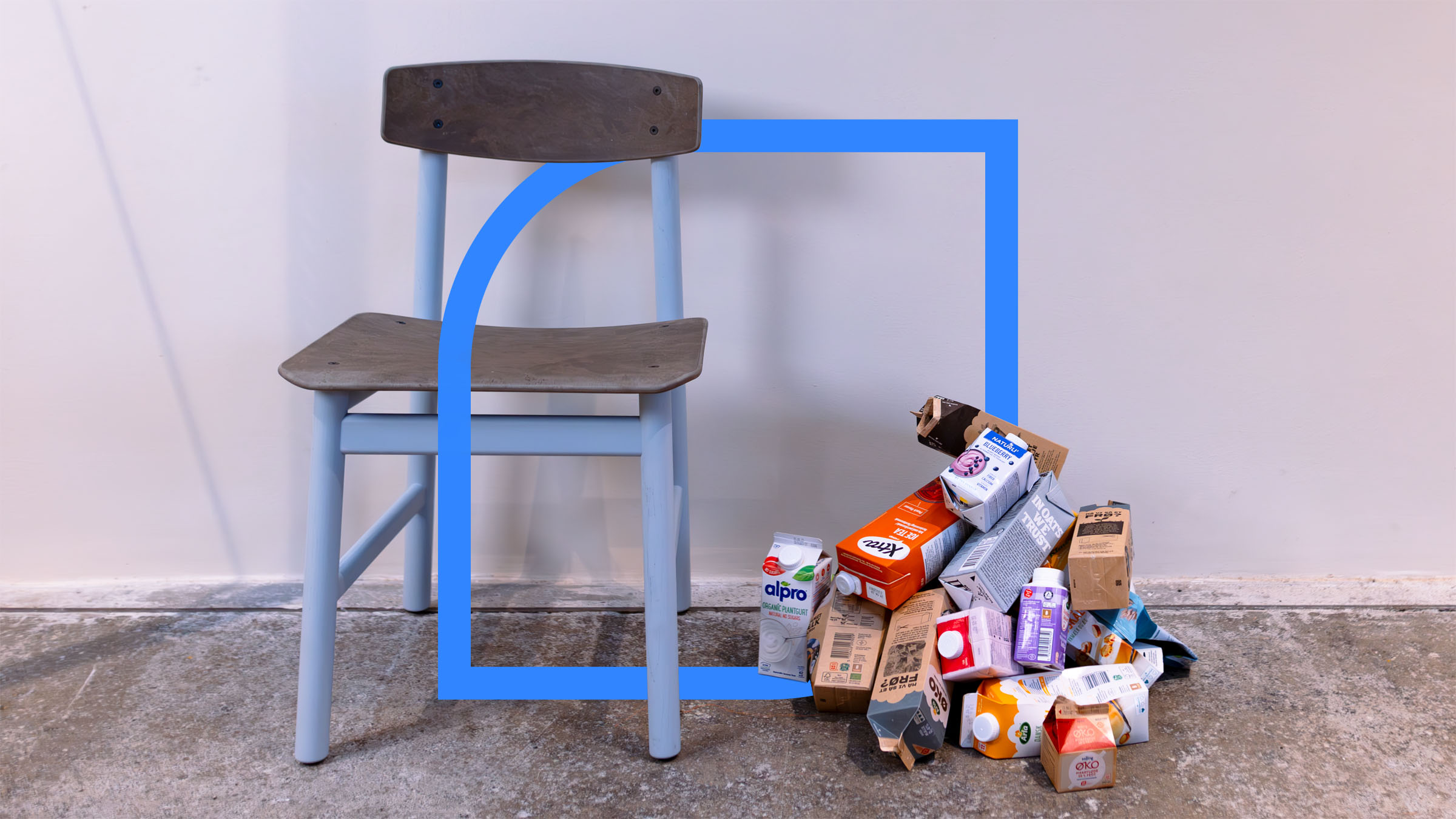 Abfall aus Tetrapacks liegt neben einem Stuhl 
