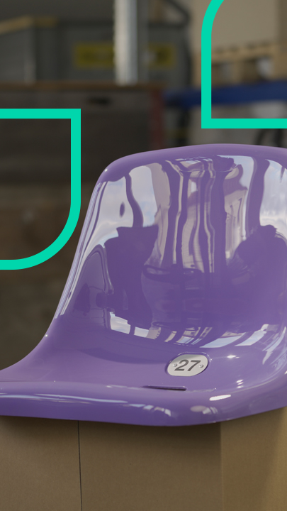 Ein neuwertiger und ein gebrauchter Stuhl aus ehemaligem Stadionsitz