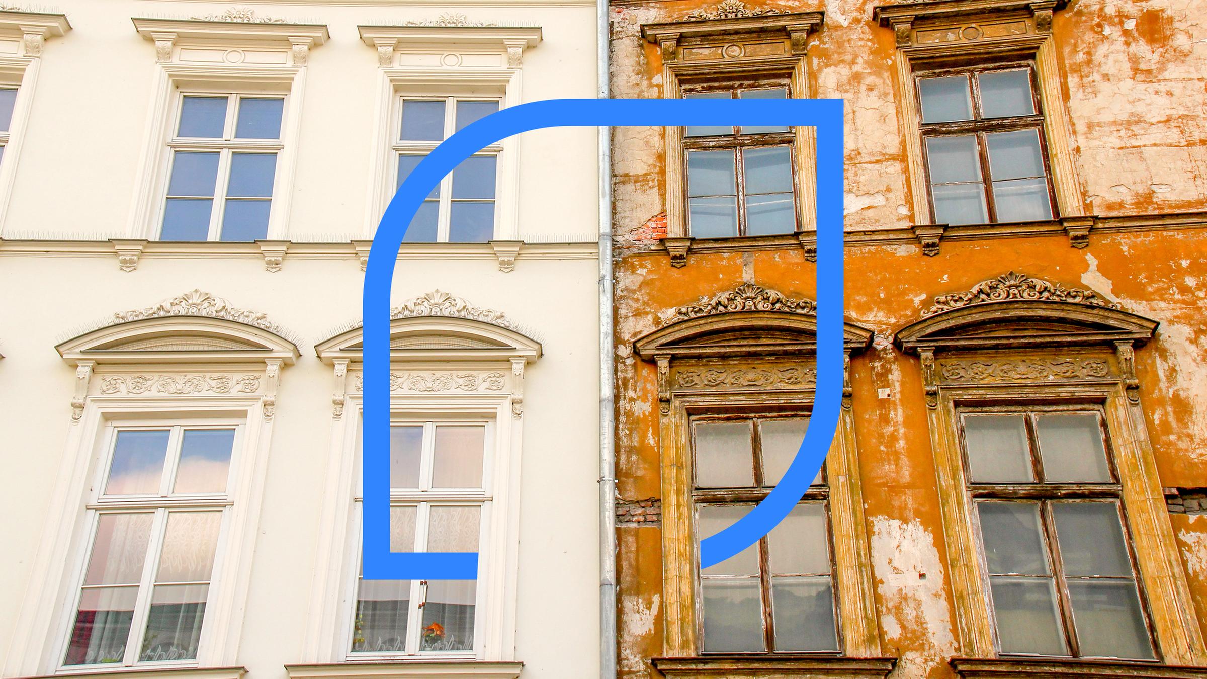 Zwei alte Gebäudefassaden. Eine ist frisch renoviert. Eine sieht heruntergekommen aus. 