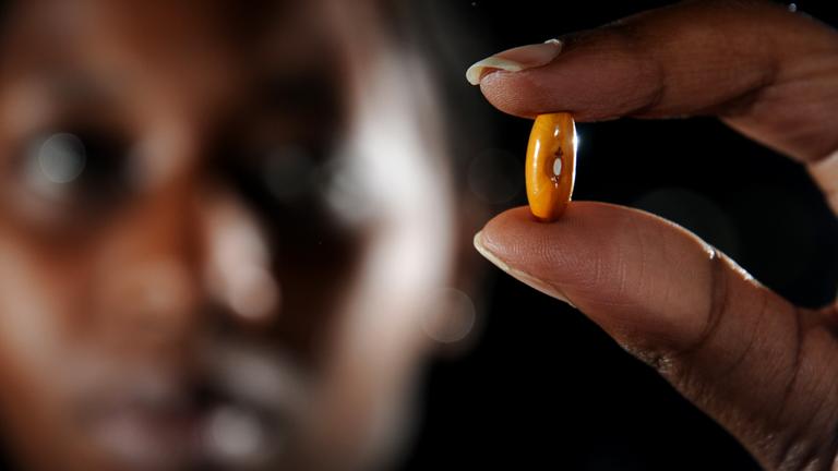 Enola Bohne in der Hand