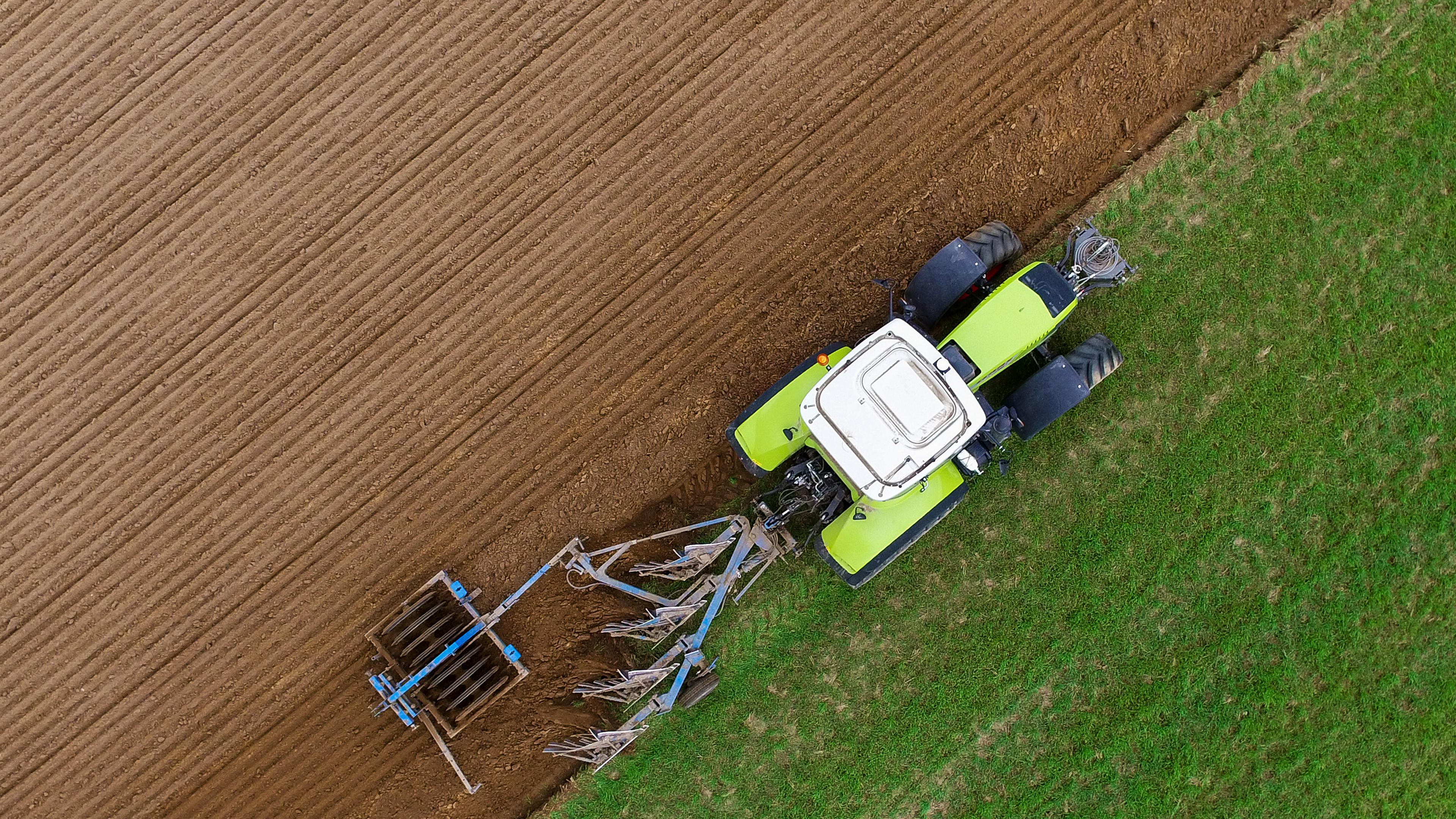 Archiv: Ein Traktor aus der Vogelpesrpektive der ein Feld pflügt am 03.09.2017 in Alt Zeschdorf in Brandenburg