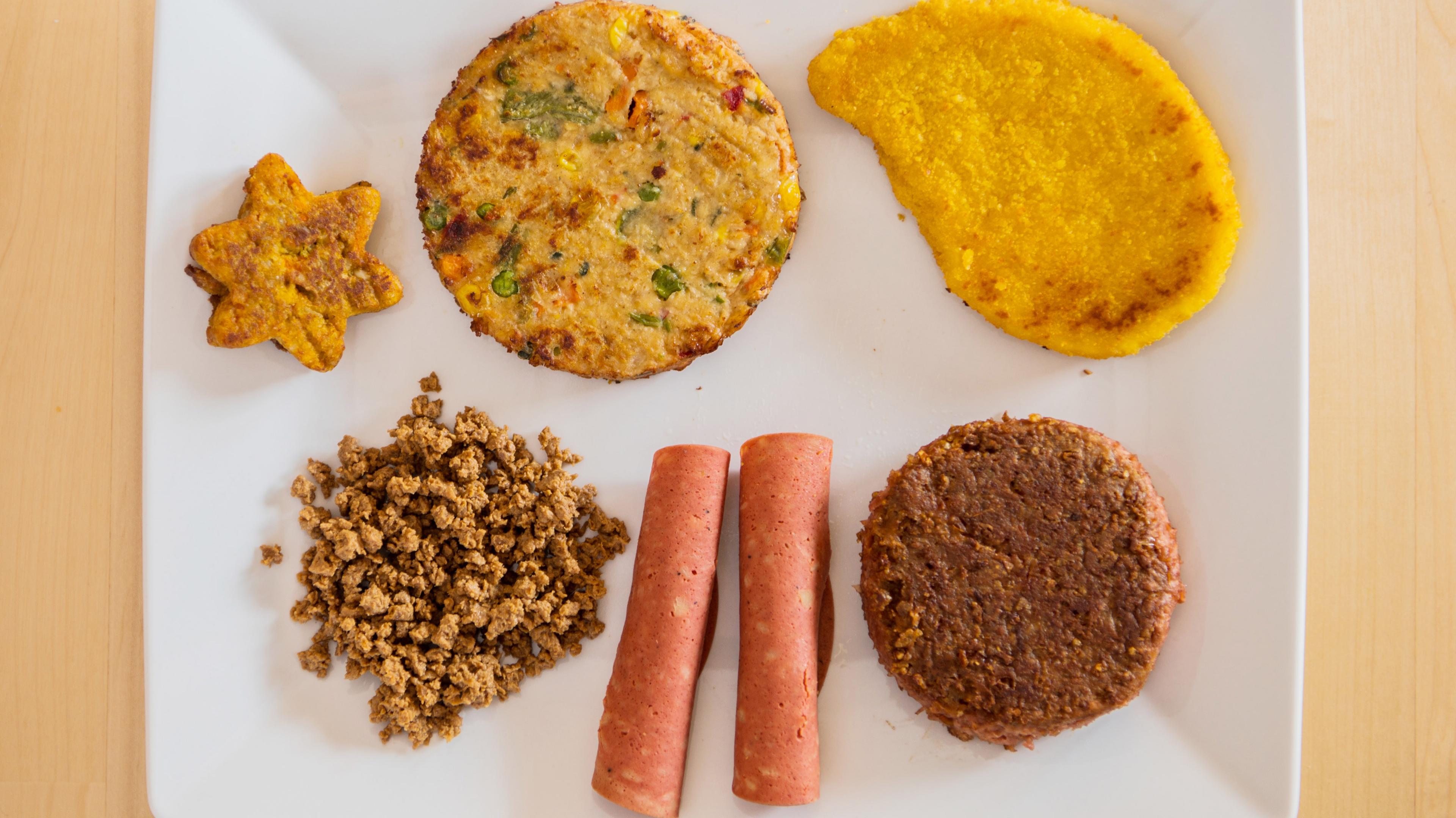 Verschiedene vegane Fleischersatzprodukte auf einem Teller