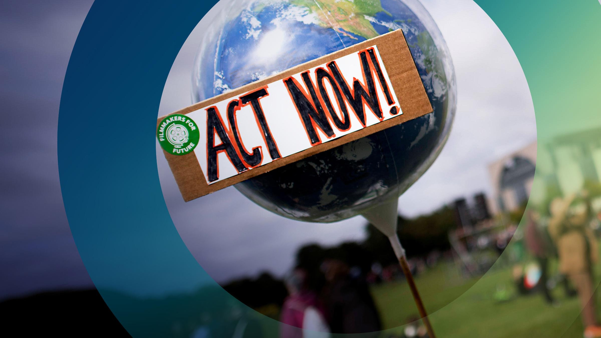 Klimademonstration mit Schild "Act now"