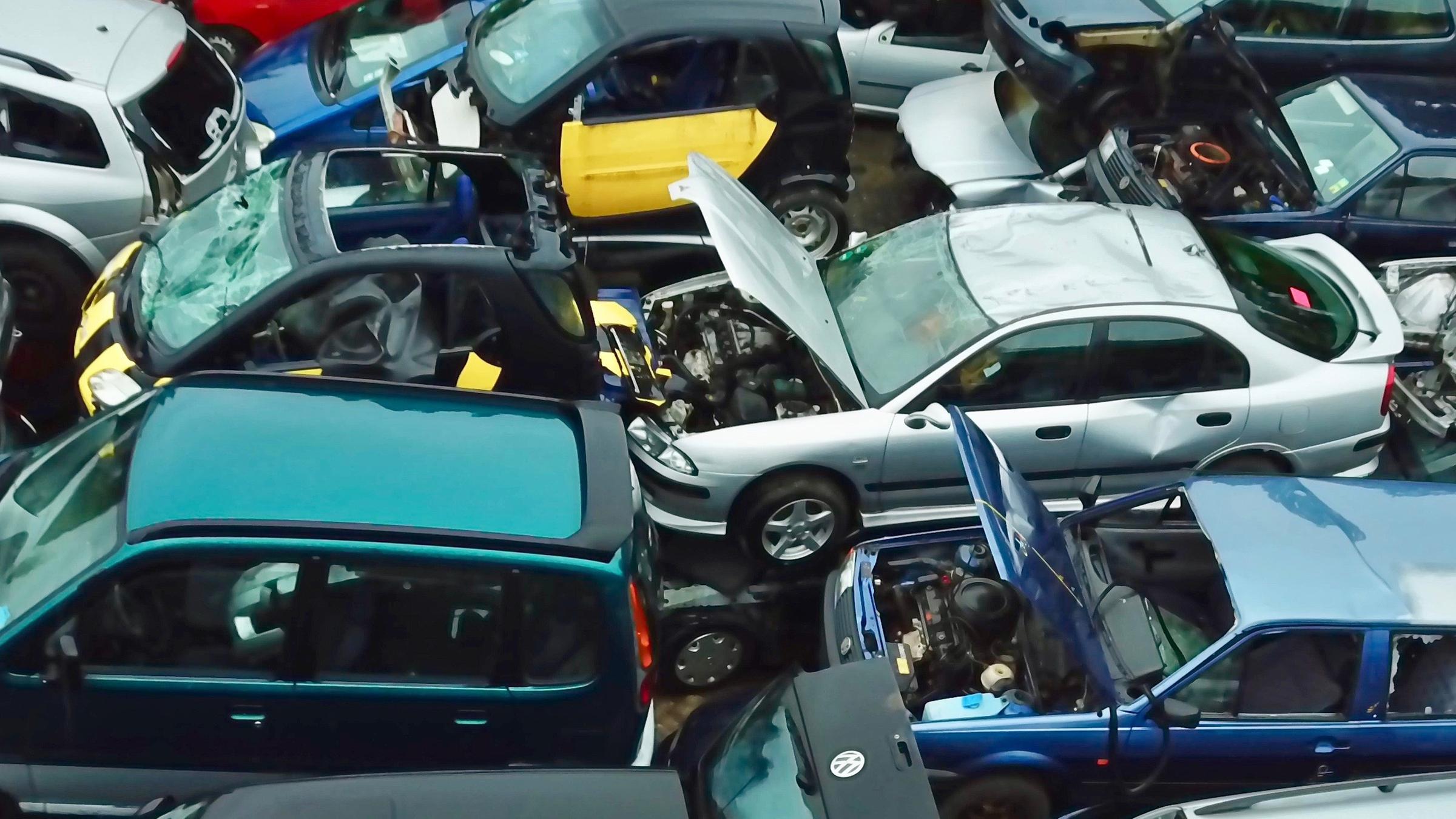 Blick auf einen Schrottplatz voller Autos