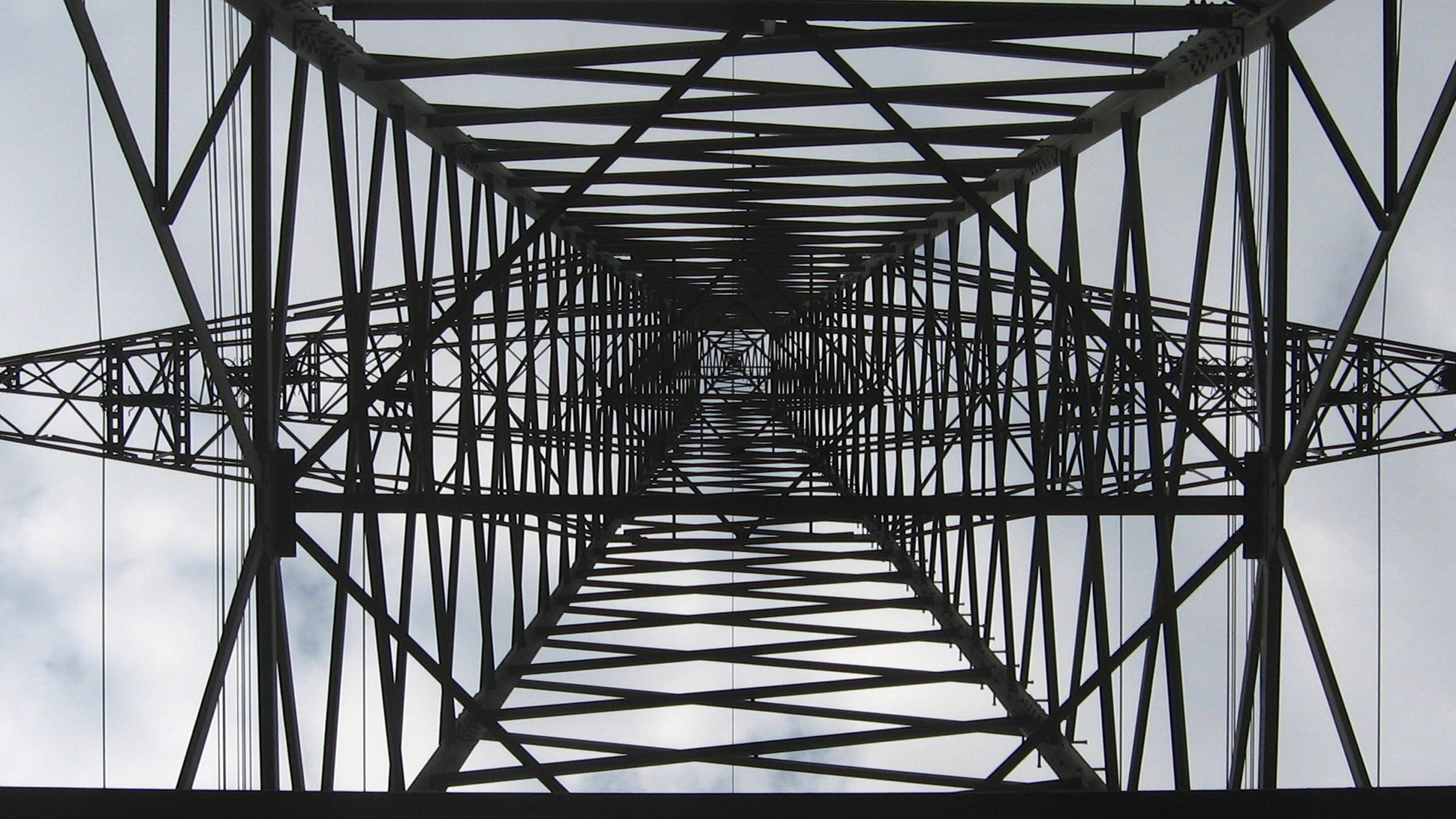 Blick von unten in einen Strommast