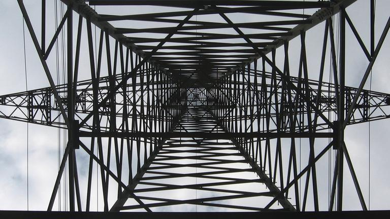 Blick von unten in einen Strommast