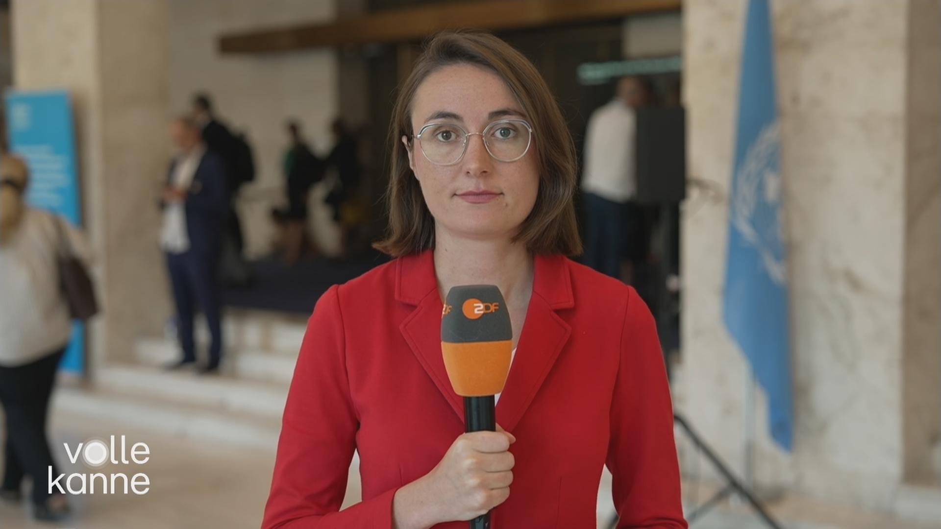 Elisa Miebach schaut in die Kamera