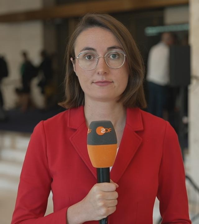 Elisa Miebach schaut in die Kamera