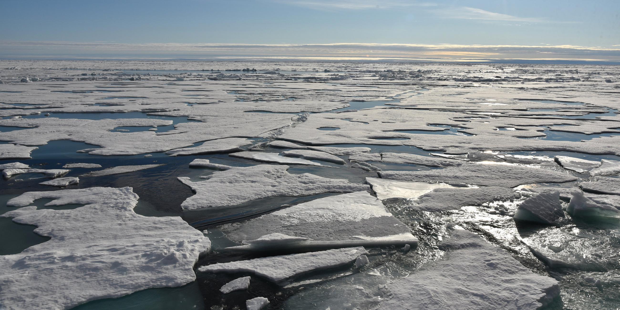 die eisdecke auf dem arktischen ozean am nordpol