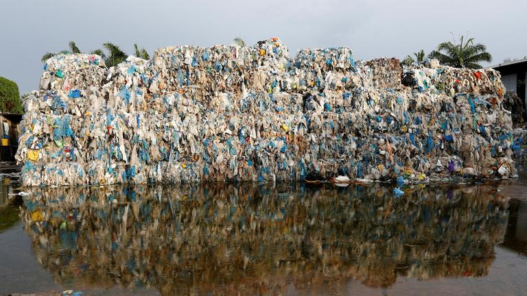 Illegale Halde mit Plastikmüll in Malaysia 