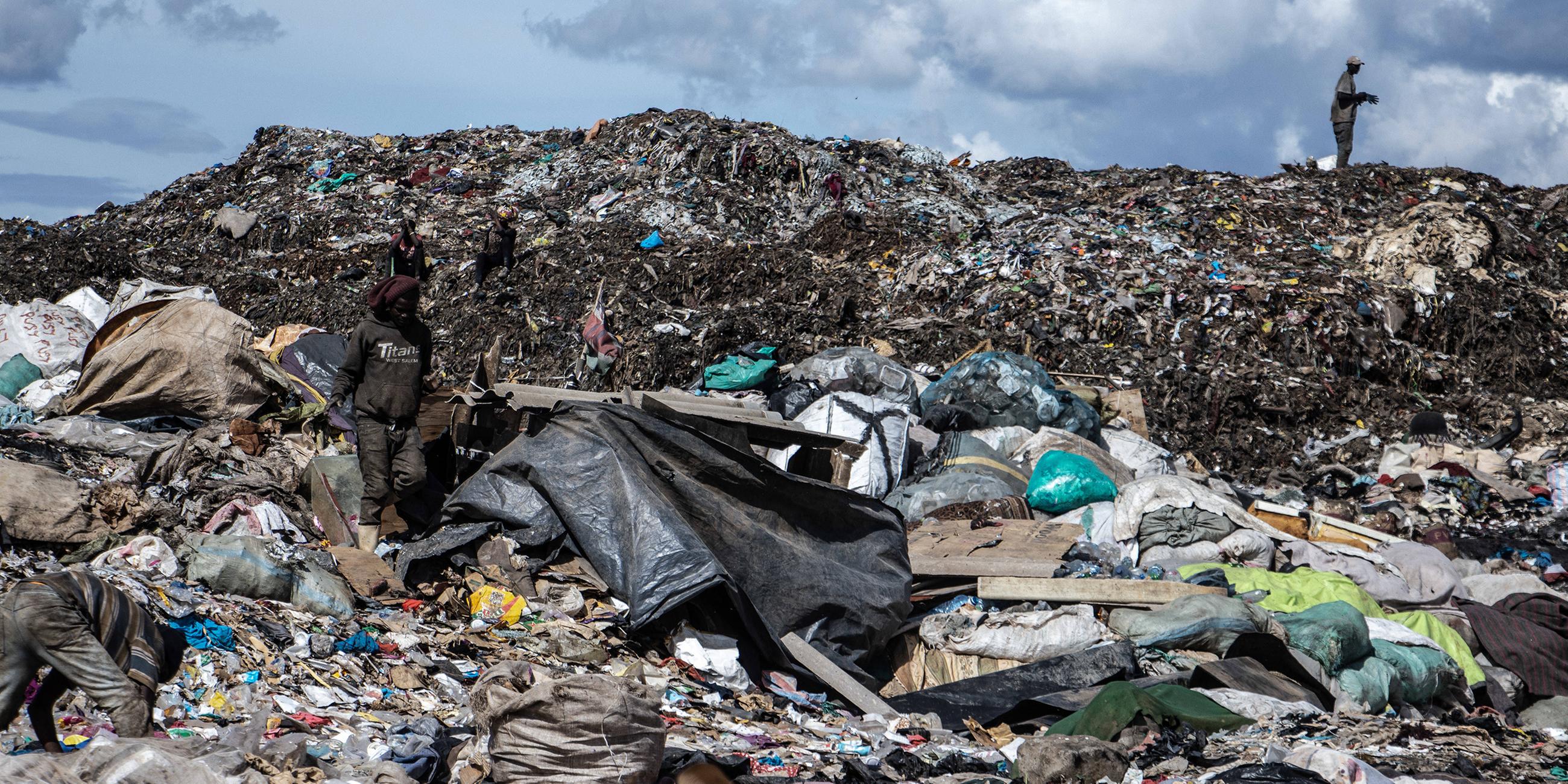 Müllsammler versuchen, auf der Dandora-Mülldeponie zu recyceln