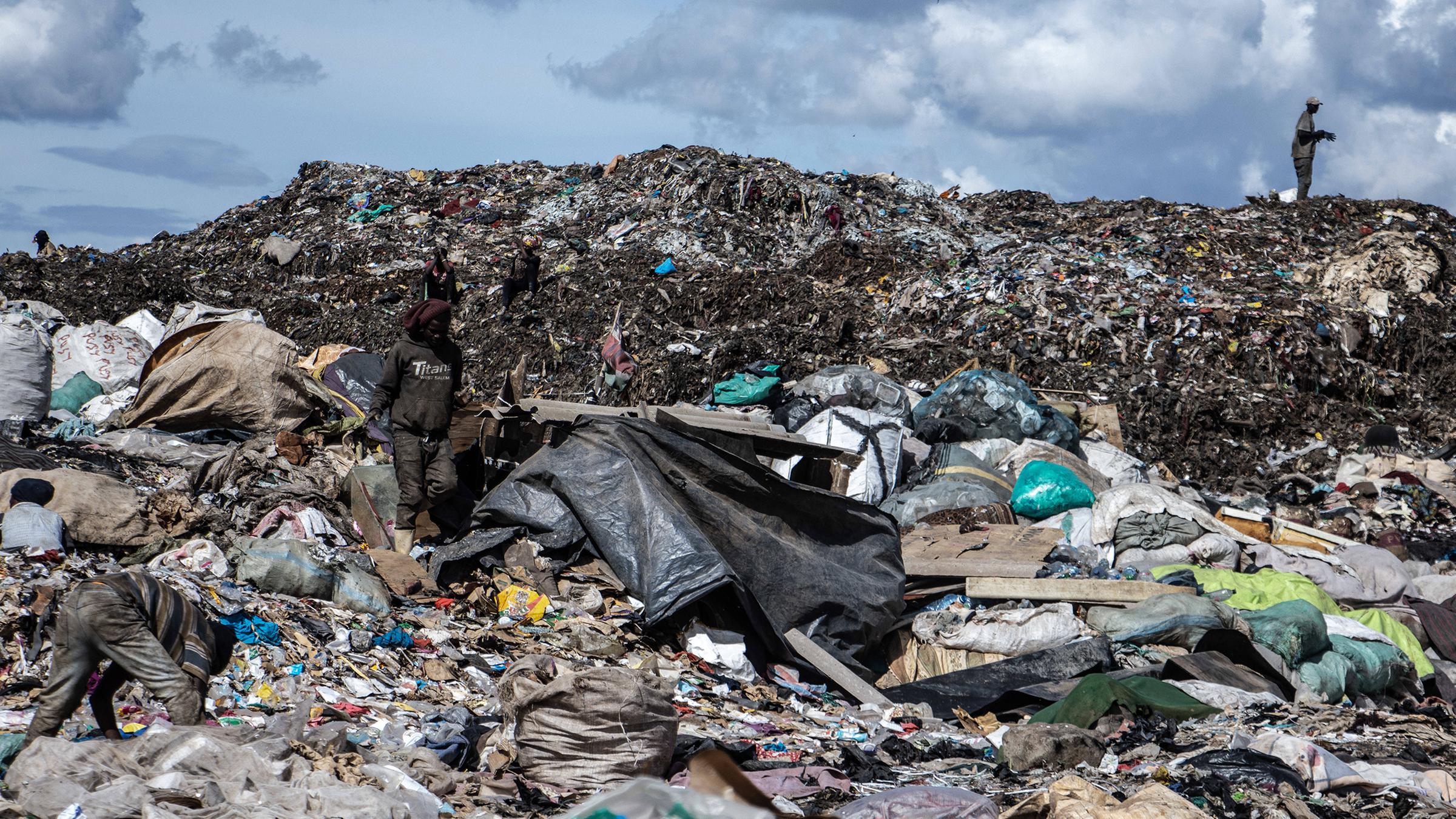 Müllsammler versuchen, auf der Dandora-Mülldeponie zu recyceln