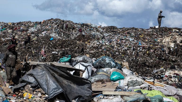 Müllsammler versuchen, auf der Dandora-Mülldeponie zu recyceln