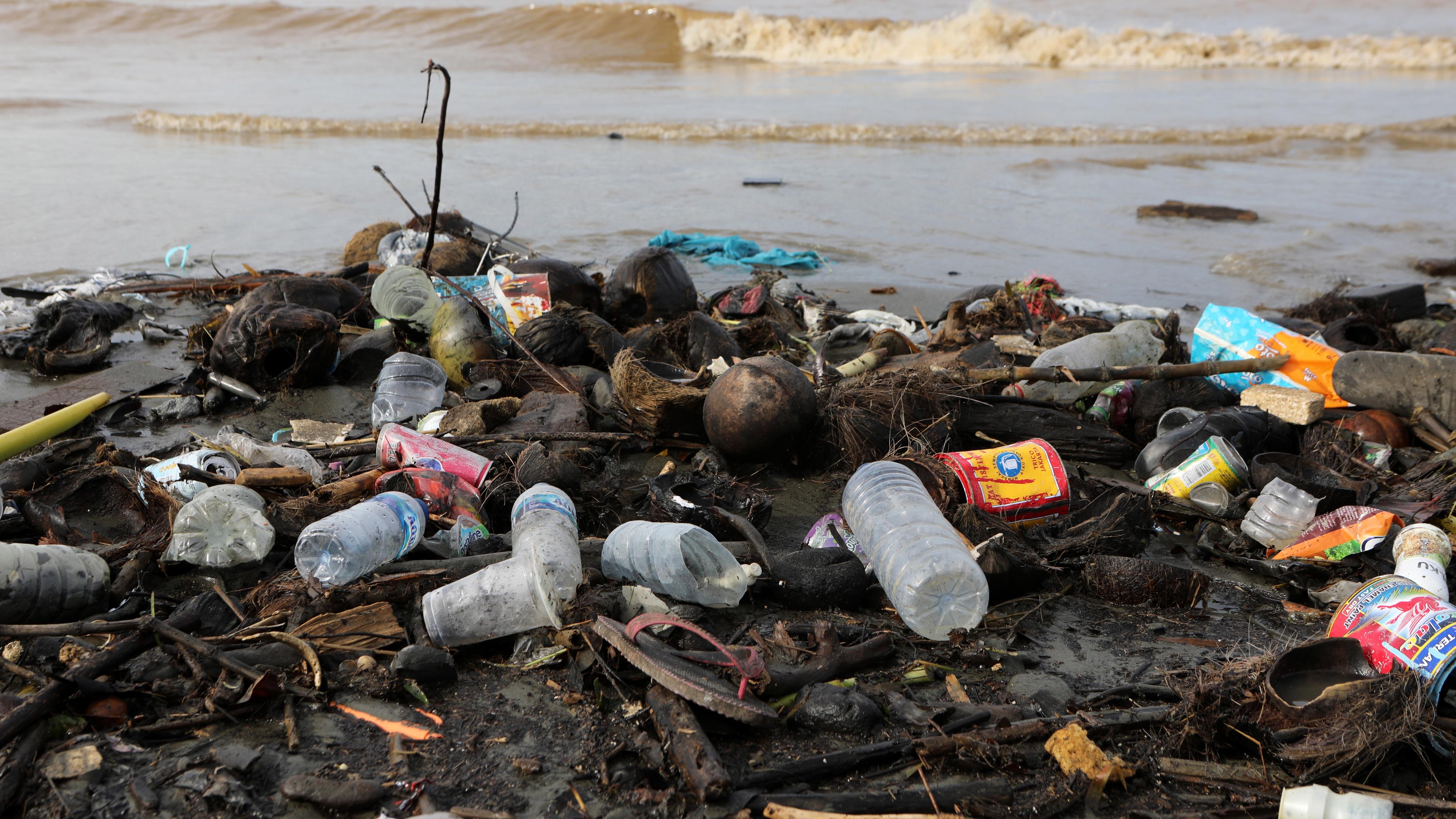 Plastikmüll stapelt sich an einem Strand in Indonesien; 09.11.2021; Indonesien