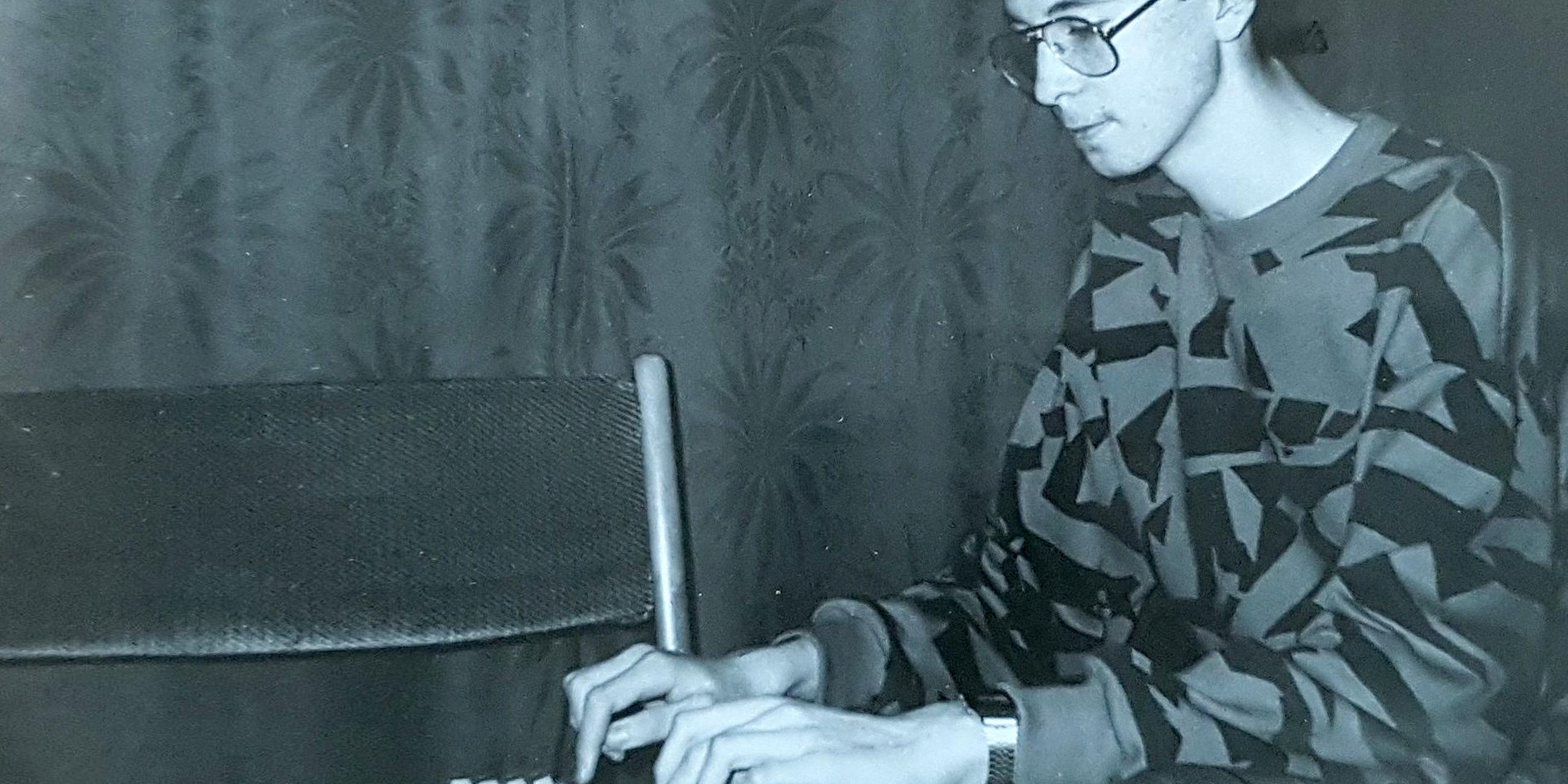 Volker Strübing im zarten Alter von 17 Jahren mit einem Commodore 64 aus westdeutscher Produktion. Gekauft mit Westgeld vom Opi im Intershop.