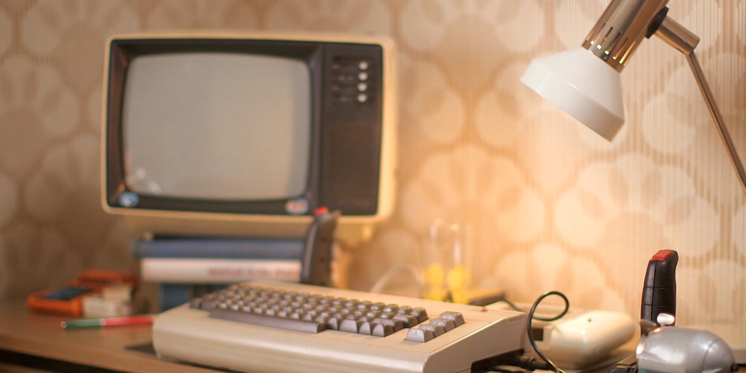 In Westdeutschland war der C64 ein millionenfacher Verkaufshit, in der DDR dagegen kamen nur Wenige mit harten Devisen an den Rechner, der so viel kostete wie ein Trabi.