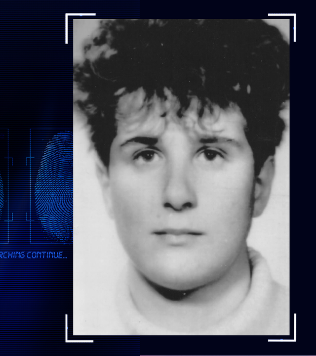 Frau mit kurzen Haaren schaut in die Kamera und lächelt leicht. Schwarzweiß-Foto. Links daneben: Lichtschematische Darstellung eines Fingerabdrucks.