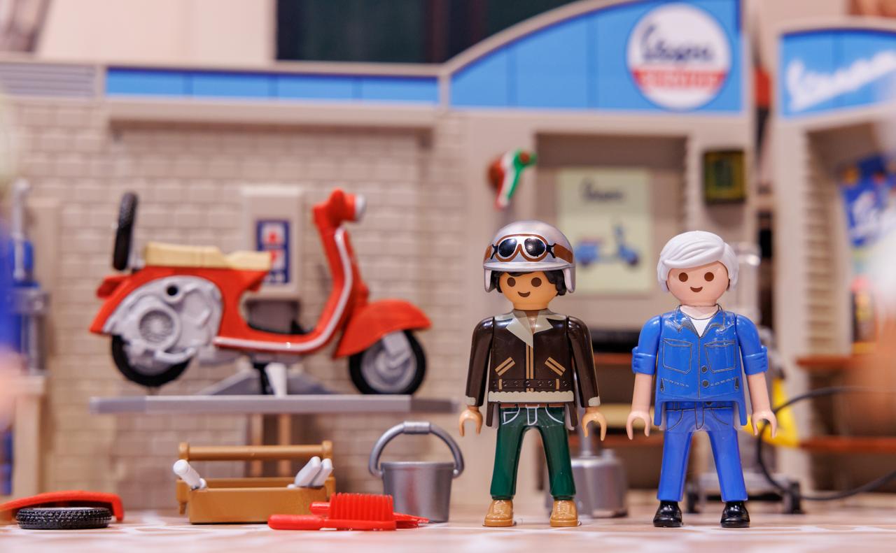 Bayern, Nürnberg: Playmobil-Figuren der Vespa-Garage aus der Kidult-Reihe stehen im Vorfeld der Spielwarenmesse am Stand von Playmobil.