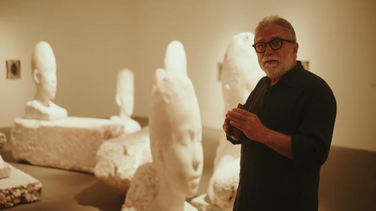 Der Künstlers Jaume Plensa steht in seiner Ausstellung zwischen mehreren skulpturalen Köpfen