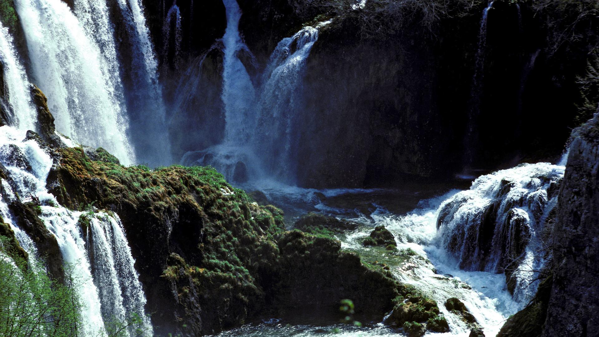 verschiedene Wasserfälle fließen in den gleichen See