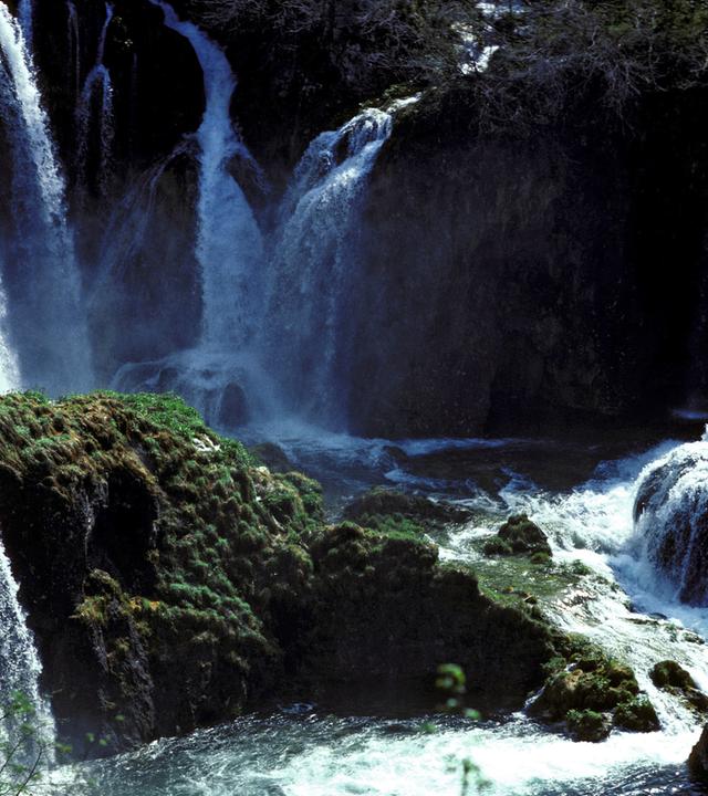 verschiedene Wasserfälle fließen in den gleichen See