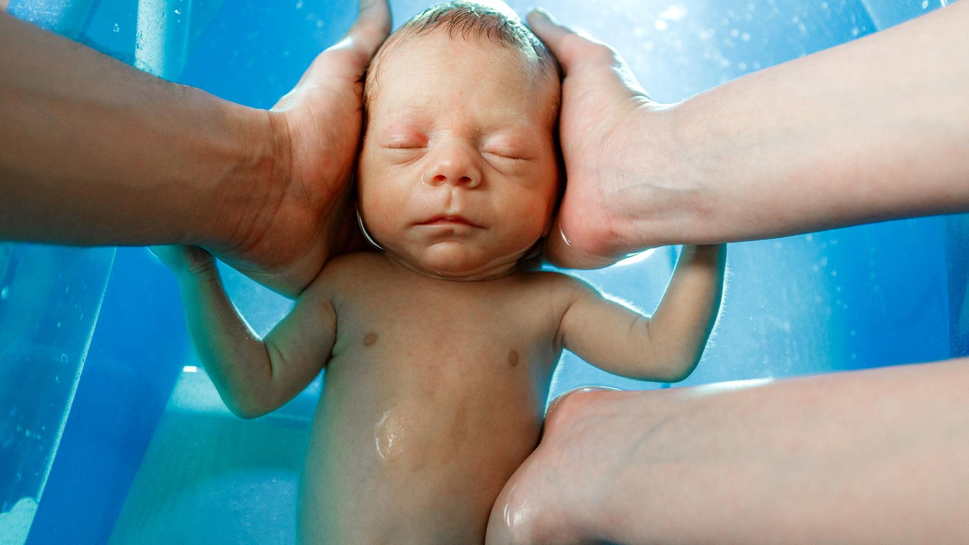 Frühchen Jonas beim Baden