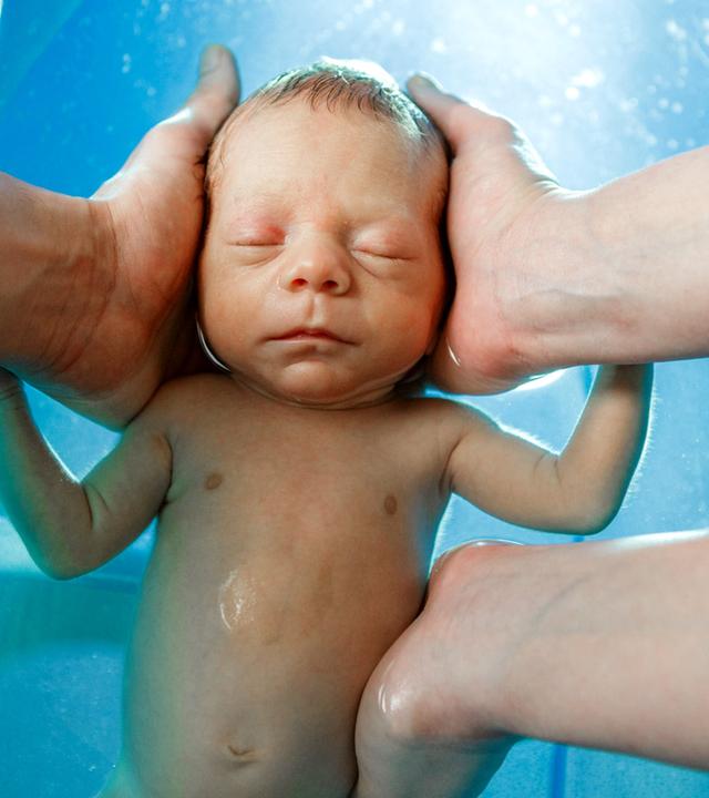 Frühchen Jonas beim Baden